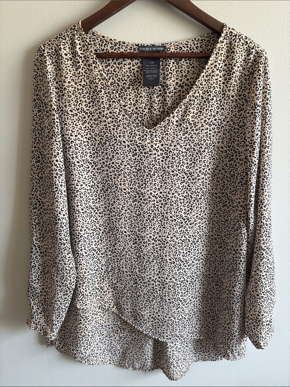 Chelsea & Theodore Beige Mini Leopard Print V-Neck Blouse Large